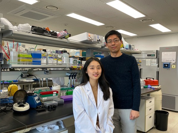 Dr. Yoon Ji-min (left) and Professor Kim Yoo-sik of KAIST's Department of Biochemical Engineering have identified the overexpression of mt-dsRNAs as a new cause behind the rare and incurable autoimmune disease, Sjögren's syndrome.