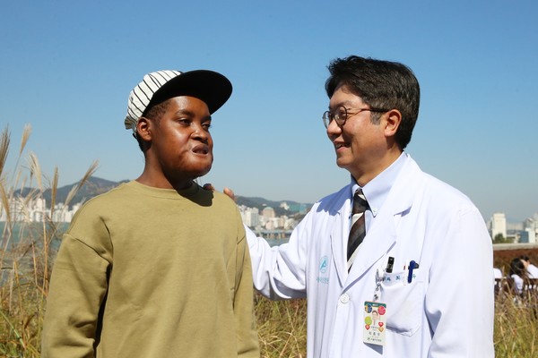 Flangie and Professor Choi Jong-woo pose for a photo at Asan Medical Center located in southeastern Seoul.