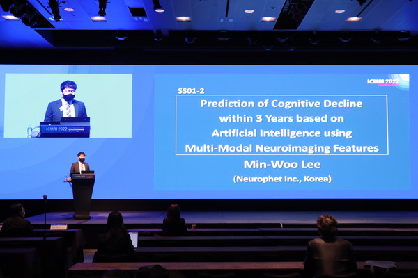 Neurophet researcher Lee Min-woo makes a presentation regarding the company's device during ICMRI 2022, held at Grand Walkerhill Seoul from last Friday to Saturday.
