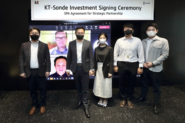 From left, KT Vice President and Head of Digital & BioHealth Lee Hai-sung and KT Head of Digital & Bio Health Business Division Lim Seung-hyuk, and Sonde Health COO Jim Harper and Sonde Health CEO David Liu on the top and bottom of the screen respectively take a commemorative photo after signing the agreement between the two companies.