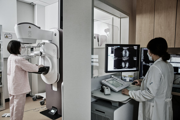 The photo demonstrates the actual use of Lunit Insight MMG for mamorgraphy screening in a medical institution. 
