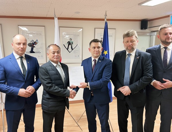 ATsens's CEO Jeong Jong-uk (second from left) poses for a photo after signing an MOU with Marcin Lerner (center), vice-president of DCM Dolmed S.A. on Wednesday. 