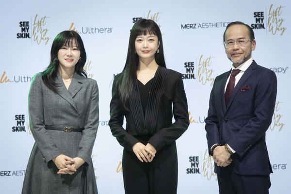 From left, Merz Asia-Pacific marketing head Sylvia Lee, Merz  Aesthetics Ulthera’s Asian Pacific ambassador Jeon So-min, and Merz Aesthetics Asia Pacific President Lawrence Siow pose at a press conference on Thursday evening at Sebitseom Convention Center.