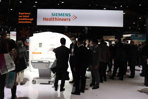 Siemens Healthineers presented its two latest magnetic resonance tomographs designed for clinical and scientific use at RSNA 2022--Magnetom Cima.X2 with 3T field strength and Magnetom Terra.X1 with 7T. The company also presented NAEOTOM Alpha with Quantum Technology, the world’s first photon-counting CT that offers high-resolution images at minimal dose, spectral information in every scan, and improved contrast at lower noise.