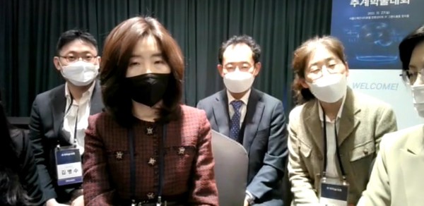 The Korea Headache Society held a news conference on Sunday after its autumnal academic conference.
