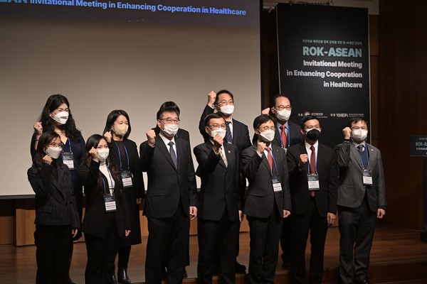 Korea Health Promotion Institute (KHEPI) President Cho Hyun-jang (fifth from left), the Ministry of Health and Welfare’s (MOHW) Deputy Minister of Planning and Coordination Kim Heon-joo (eight from left), and health officials from ASEAN countries at the ROK-ASEAN Invitational Meeting in Seoul on Tuesday.