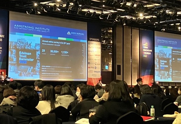 Foreign speakers presented various opinions on restoring trust that collapsed due to Covid-19 at Korea Healthcare Congress 2022, a forum organized by the Korea Hospital Association with the theme of “Beyond the New Normal, Towards the up-Normal” on Tuesday.