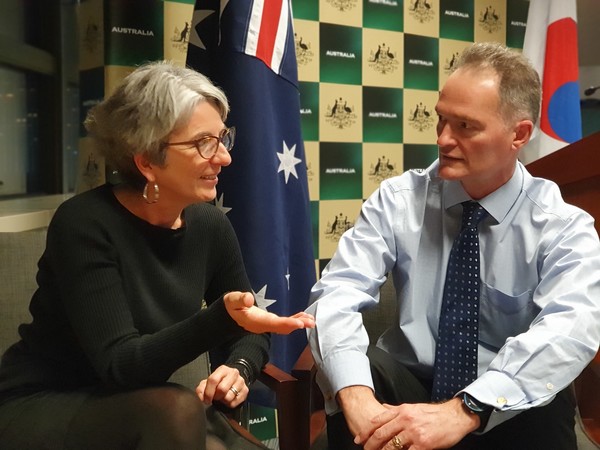 Erica Kneipp, the Research Director for the Human Health program at the Commonwealth Science and Industry Research Organization (CSIRO) (left), and CSIRO head of regulated biomanufacturing, John Power, together spoke with Korea Biomedical Review about the strengths of Australia's bioindustry and areas for collaboration with Korea.