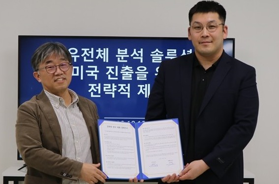 Geninus CEO Park Woong-yang (left) and LabGenomics Executive Director Shin Jae-hoon