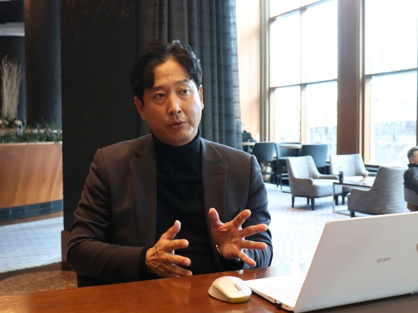 Shim Hack-joon, head of the Medical Imaging AI Research Center at Canon Medical Systems Korea, explains the company’s devices and software during an interview with Korea Biomedical Review during the RSNA 2022 congress at Sheraton Grand Chicago Riverwalk Hotel in Chicago, Ill., last Friday.
