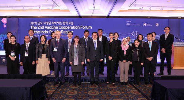 The speakers of the second vaccine cooperation forum in the Indo-Pacific region pose for a group picture  at Lotte Hotel, Seoul, on Wednesday.  (Credit: The Ministry of Foreign Affairs) 
