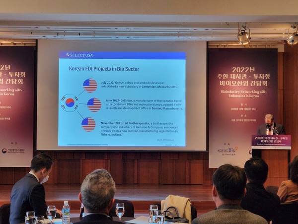 U.S. Embassy Counsellor for Commercial Affairs Jay Briggs presents strategies to enter the U.S. market at KoreaBio’s Bioindustry Networking event with various embassies in Korea at Shilla Hotel, downtown Seoul, on Tuesday.
