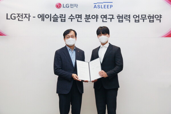 LG Electronics H&A Research Center Director Oh Sai-kee  (left) and Asleep CEO Lee Dong-heon signed a memorandum of understanding (MOU) for research cooperation in sleep technology diagnosis at the LG Electronics Gasan R&D Campus on Friday.