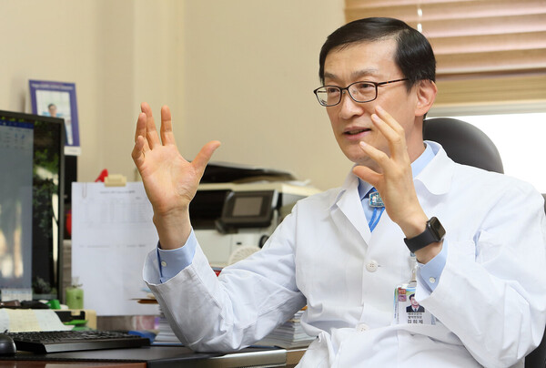 Professor Kim Hee-je of the Hematology Department at the Catholic University of Korea Seoul St. Mary’s Hospital discusses the current situation and treatment strategy for GvHD in Korea in a recent interview with Korea Biomedical Review.