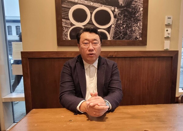 Huinno CEO Gil Yeong-joon explains the digital healthcare industry and his company’s work during an interview with Korea Biomedical Review at a coffee shop near the Nasdaq Entrepreneurial Center in San Francisco on Tuesday.