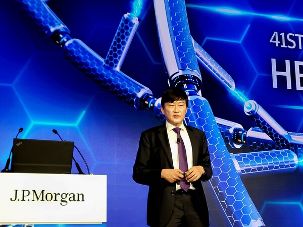 Samsung Biologics  CEO John Rim gives a presentation on the company's plan to become a top-tier global biopharmaceutical company by 2030 during the 2023 J.P. Morgan Healthcare Conference's Main Track on Wednesday in San Francisco, Calif., the U.S.  (Credit: Samsung Biologics)
