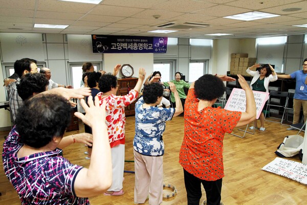 Myongji Hospital’s School for Smart Centenarians heals people with arts training.
