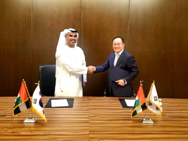 Medytox CEO Jung Hyun-ho (right) and Dubai Science Park CEO Marwan Abdulaziz Janahi shake hands after signing the cooperation agreement at Rixos Marina Abu Dhabi in the United Arab Emirates (UAE) on Monday.