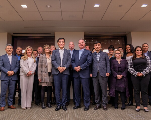 LG Chem CEO Shin Hak-cheol (fourth from left) and Aveo CEO Michael Bailey (fifth from left) take a photo among Aveo employees. (Credit: LG Chem)