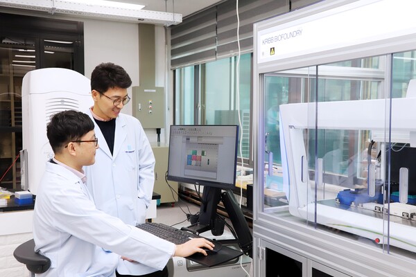 The first author Dr. Kim Seong-keun (left), and research director Lee Dae-hee of Korea Research Institute of Bioscience and Biotechnology (KRIBB)'s Synthetic Biology Research Center demonstrate the building of the synthetic biological circuit in the lab. (Credits: KRIBB)