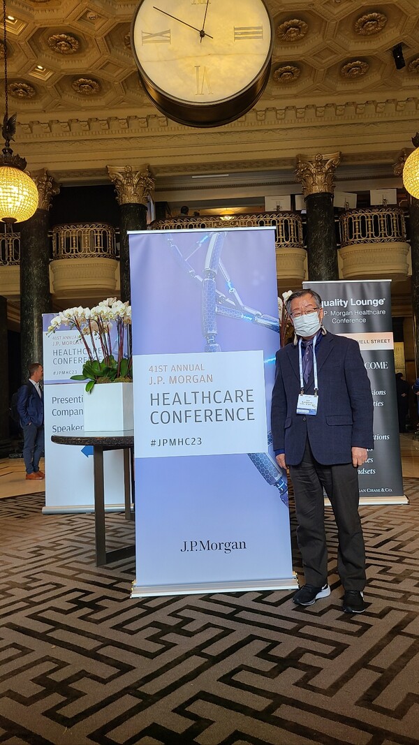 SCM Lifescience CEO Son Byong-kwan poses for a picture in the lobby of Westin St. Francis San Fransico on Jan. 12 on the sidelines of J.P. Morgan Healthcare Conference. (Credit: Korea Biomedical Review)
