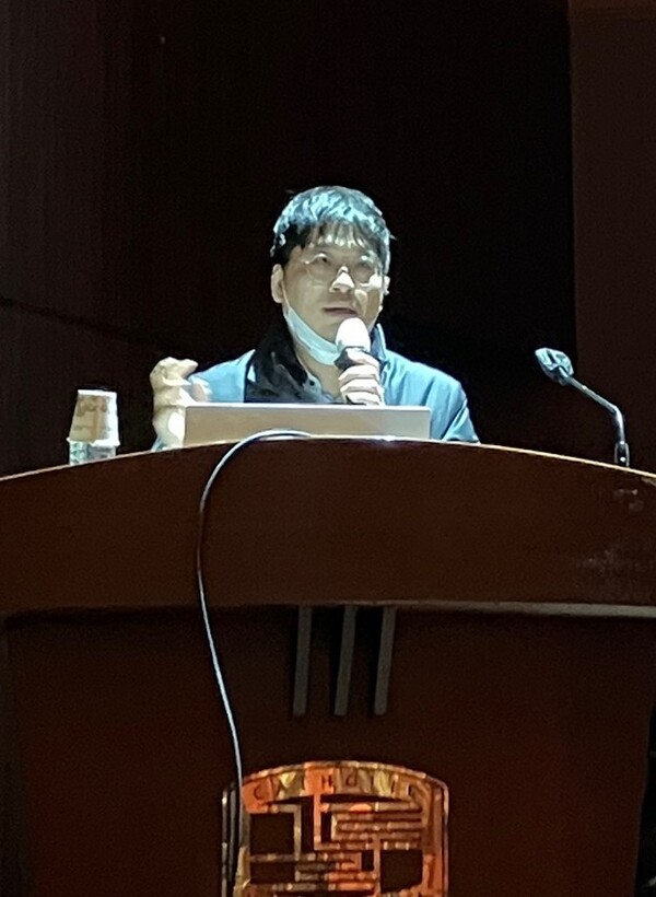 Cha Dong-cheol, head of the Medical Innovation Center at the Naver Healthcare Research Institute, speaks in a training session offered by Korean Hospital Association on Wednesday.
