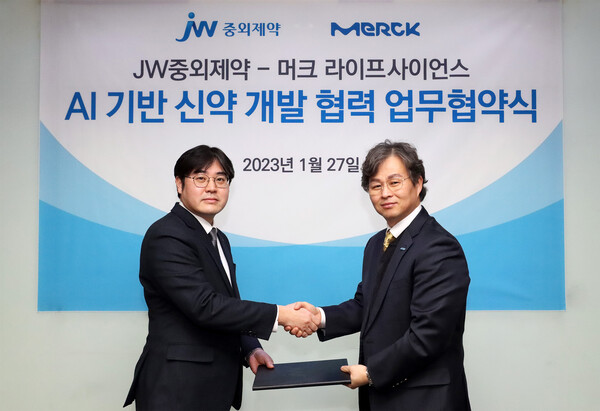 JW Pharmaceutical Head of Raw Material Research Center, Jin Se-ho (left), and Merck Life Science & Lab Solutions Business CEO Lee Nam-gu show the signed business agreement to develop new drug candidates using Merck's AI platform.