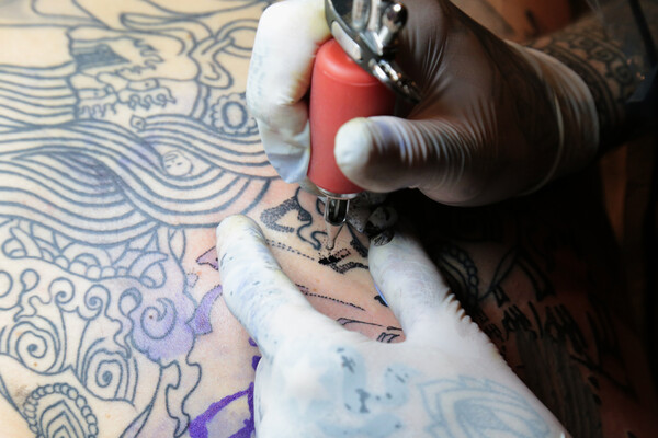 In Japan, the Supreme Court’s ruling in 2020 made it possible for non-medical people to get tattoos. Still, the delay in related legislation is causing confusion. (Credit: Getty Images)