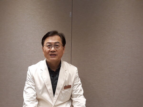 Professor Park Dong-il of Gastroenterology at Kangbuk Samsung Medical Center explains about Crohn’s disease. (Credit: Korea Biomedical Review)