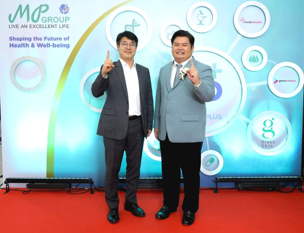NGeneBio CEO NGeneBio CEO Choi Dae-chul (left) and MP Group Chairman Rittichai Srivijarn pose for a picture at the launch ceremony for NGeneBio’s NGS-based breast cancer diagnostic service in Thailand.