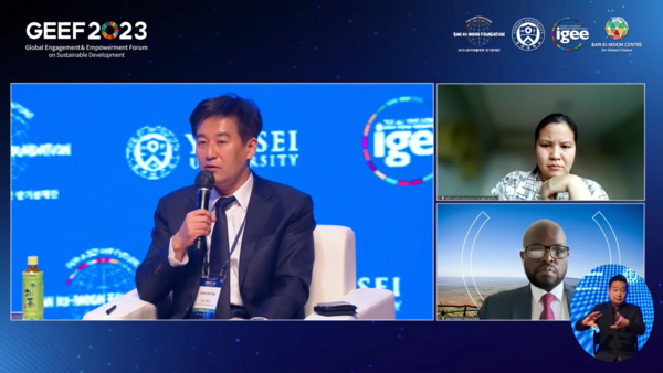 Naver’s Director of Digital Health Na Gun-ho (left) shared the industry perspective of the role his company can play in supporting healthcare companies through their expertise in AI platforms and could technologies. (Credit: IGEE)