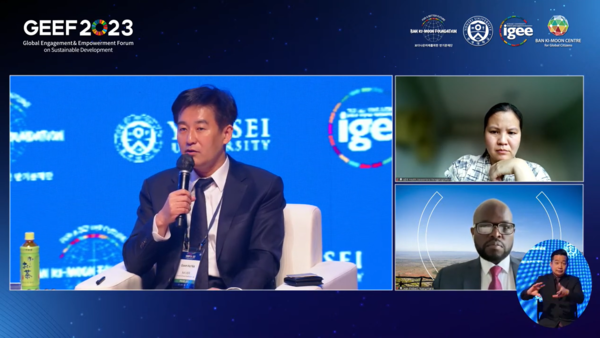 Naver’s Director of Digital Health Rha Koon-ho (left) shared the industry perspective of the role his company can play in supporting healthcare companies through their expertise in AI platforms and could technologies. (Credit: IGEE)