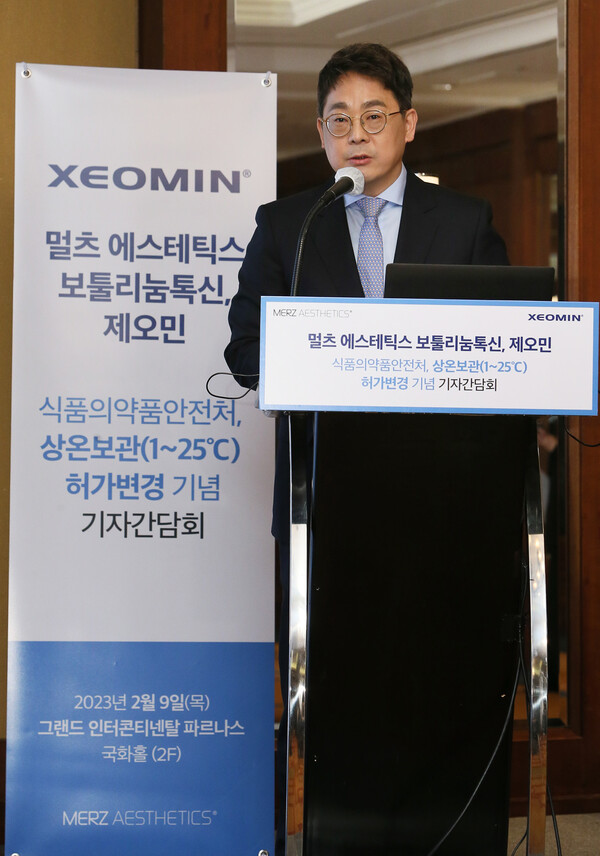 Professor Huh Chang-hoon of the Department of Dermatology at Seoul National University Bundang Hospital explains the significance of the Ministry of Food and Drug Safety’s approval for Xeomin to be kept a room temperature during a press conference at Grand InterContinental Seoul Parnas on Thursday.