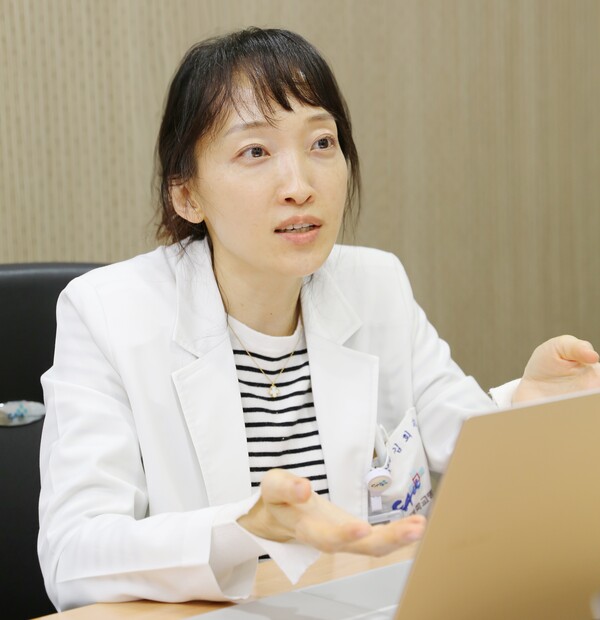 Professor Kim Hee-jun of the Department of Hemato-oncology at Chung-Ang University Hospital explains about Digital Cancer Agent Monitoring Center (D-CAM Center) during a recent interview with Korea Biomedical Review.