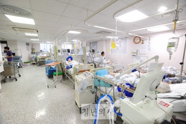 In Korea, most of intensive care units in hospitals are multi-persoon rooms. 