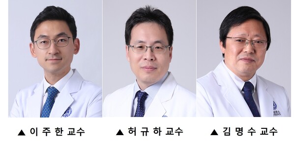 From left are Professors Lee Ju-han, Huh Kyu-ha, and Kim Myoung-soo at the Surgery Department of Severance Hospital. (Credit: Severance Hospital)