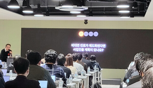 Kakao Healthcare CEO Hwang Hee said his company has no plans to jump into the non-face-to-face treatment business even if it is formally introduced in Korea during a media event at his company in Pangyo, Gyeonggi Province, on Thursday.