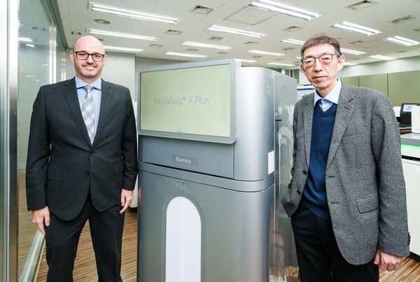 Illumina Korea General Manager Robert McBride (left) and Macrogen CEO Kim Chang-hoon pose in front of the NovaSeq X Plus device installed in Macrogen’s Genome Center in Geumcheon-gu, Seoul, Monday.