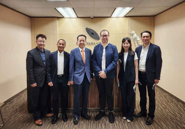 365mc CEO Kim Nam-chul (third from left) and Mayapada Group Deputy Chairman Jonathan Tahir pose for a photo after signing the joint venture agreement at Mayapada Group headquarters in Jakarta, Indonesia, on Feb. 20.
