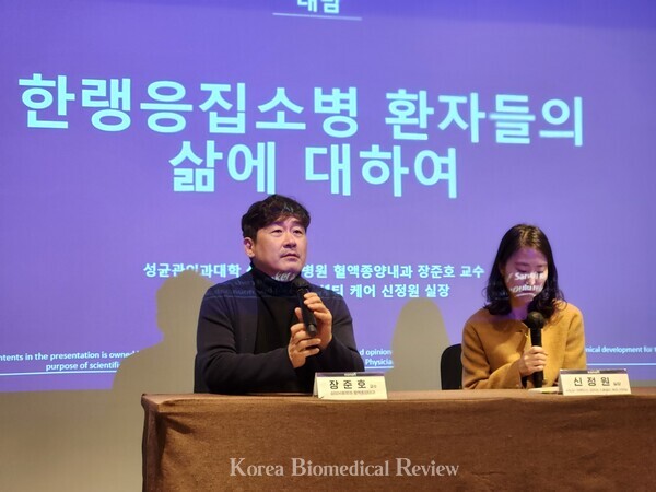 Professor Jang Jun-ho (left) of Haematology and Oncology of SMC responds to questions during the media seminar at the Oakwood Premier COEX Center, Seoul on Wednesday.