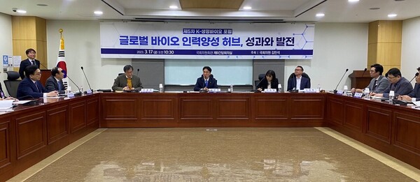 Rep. Kim Min-seok of the opposition Democratic Party of Korea held a forum on “global bio manpower fostering hub” at the National Assembly on Friday. At the forum, Kim stressed the need for the Yoon Suk Yeol administration to continue this project launched by the Moon Jae-in government.