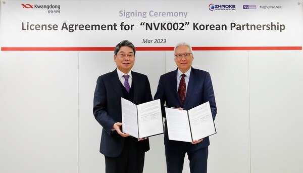 Kwangdong Pharmaceutical CEO Choi Sung-won (left) and Zhaoke CEO Li Xiaoyi hold up the license agreement for NVK002, a pediatric myopia treatment candidate, at Kwangdong headquarters in Seocho-gu, Seoul, on Monday.