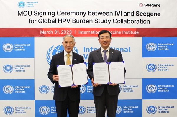 IVI Director General Dr. Jerome Kim (left) and Seegene Senior Vice President Shin Dae-ho show the signed memorandum of understanding (MOU) at IVI headquarters in Seoul, Korea, last Friday. 