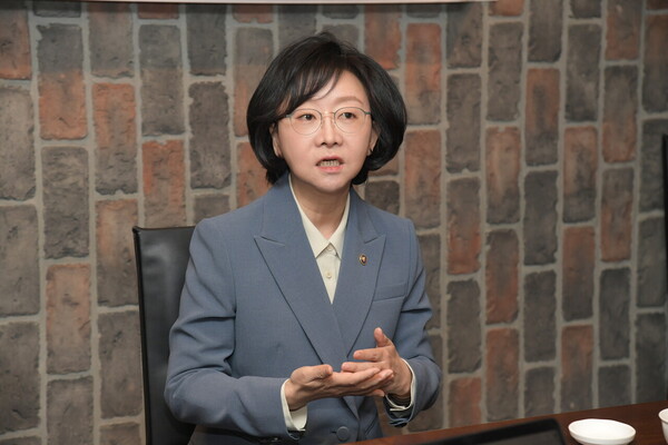 Oh Yu-kyoung, minister of food and drug safety, speaks at a press conference on Tuesday.