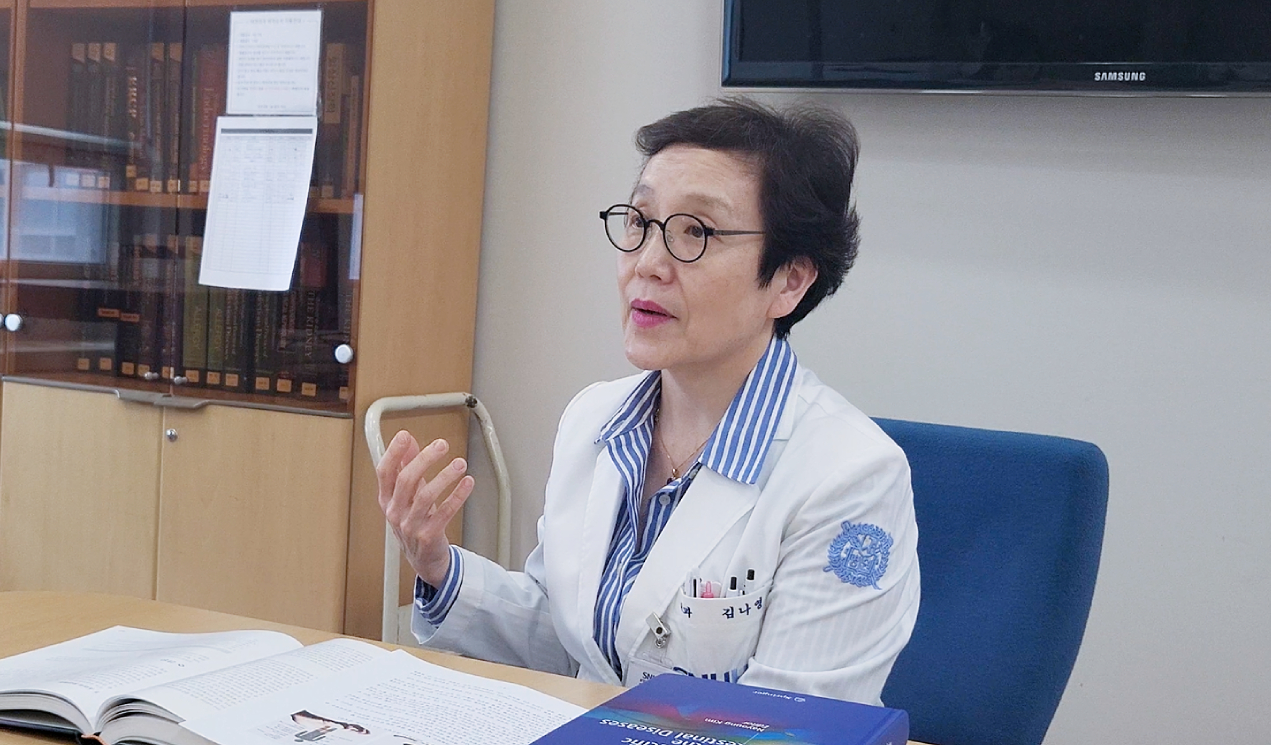 In a recent interview with Korea Biomedical Review, Professor Kim Na-young of the Gastrointestinal Department at Seoul National University Bundang Hospital, who heads Korea’s first sex- and gender-specific medicine (SGM) research institute, vows to produce research results in this area, stressing the need to note gender difference in this era of precision and customized medicine. 