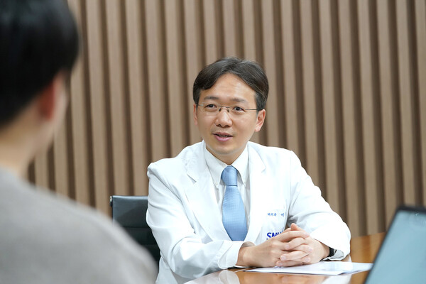 In a recent interview with Korea Biomedical Review, Professor Lee Dong-hoon of the Dermatology Department at the Seoul National University Hospital emphasizes the need to allow cross-administration of treatments for atopic dermatitis by providing insurance benefits for such treatments.