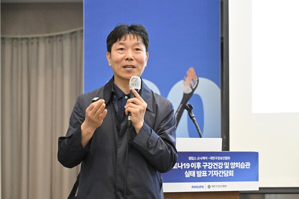 Korea’s Oral Health Association Chairman Park Yong-duk spoke about methods to prevent gum diseases at the  Korea Press Center in Seoul on Tuesday. (Credit: Philips Korea)