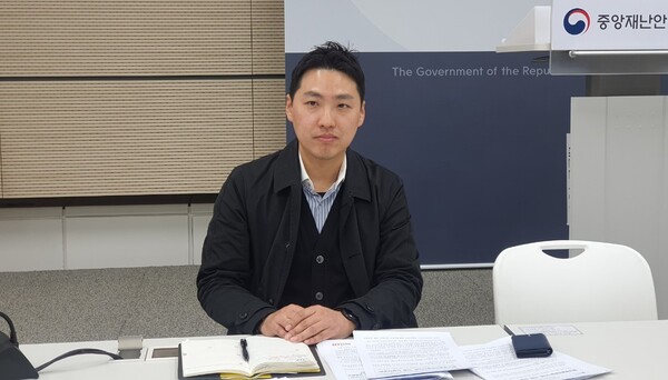 Kim Young-hak, director of the Regenerative Medicine Policy Division at the Ministry of Health and Welfare, explains his division’s policy, meeting with reporters at the ministry on Wednesday.