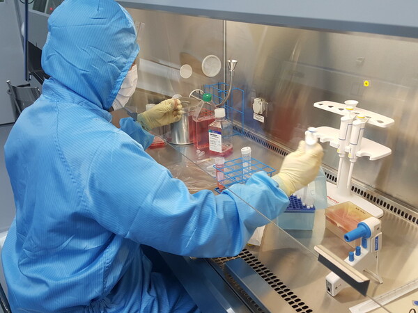 A researcher conducts a trial at NKMAX’s lab.