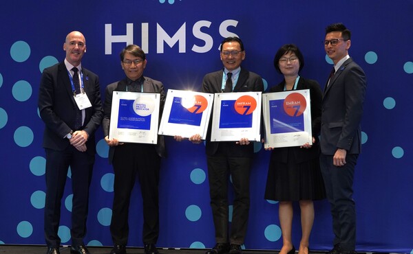 Samsung Medical Center Executive Vice President  (second from left) Oh Sei-youl  and Chief Information Officer Rhee  Poong-lyul (to Oh's right) hold up the Healthcare Information and Management Systems Society (HIMSS) certification during the 2023 HIMSS Congress being held in Chicago, from Monday to Friday.